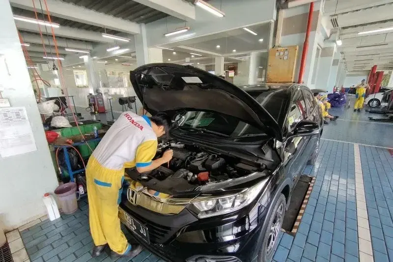 Ilustrasi - Pemeriksaan kendaraan di bengkel resmi Honda. ANTARA/Sizuka