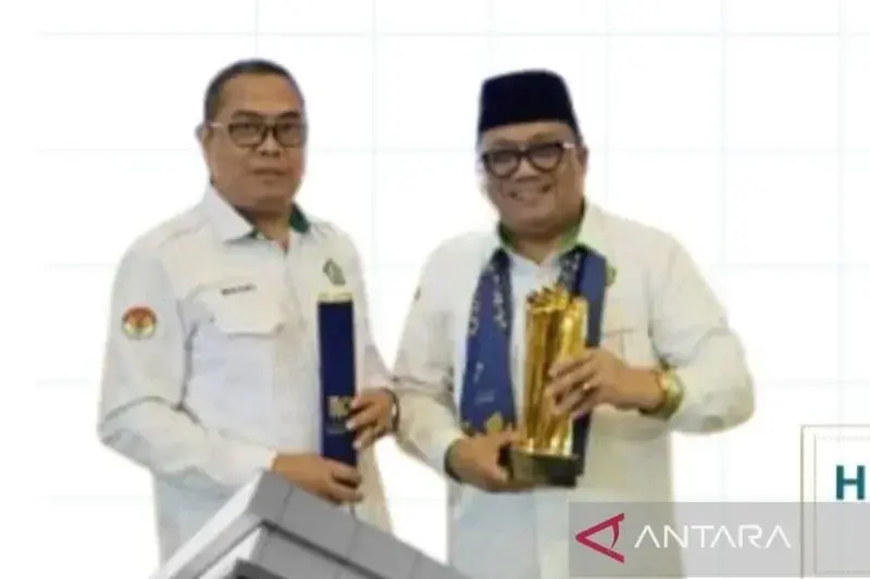 Kepala Kanwil Kemenag Sulut, H. Ulyas Taha didampingi Kabag TU H Basri Saenong Saat menerima penghargaan tersebut, di Jakarta, Selasa (31/12/2024). ANTARA/HO-Kemenag.