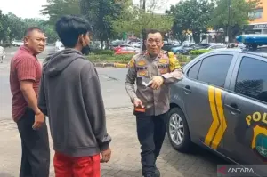 Kapolsek Cipayung Kompol Dwi Susanto bersama salah satu operator SPBU di rest area Cibubur Didik Yusuf di "rest area" Cibubur, Tol Jagorawi, Jakarta Timur, Kamis (23/1/2025). ANTARA/Dokumentasi Pribadi.