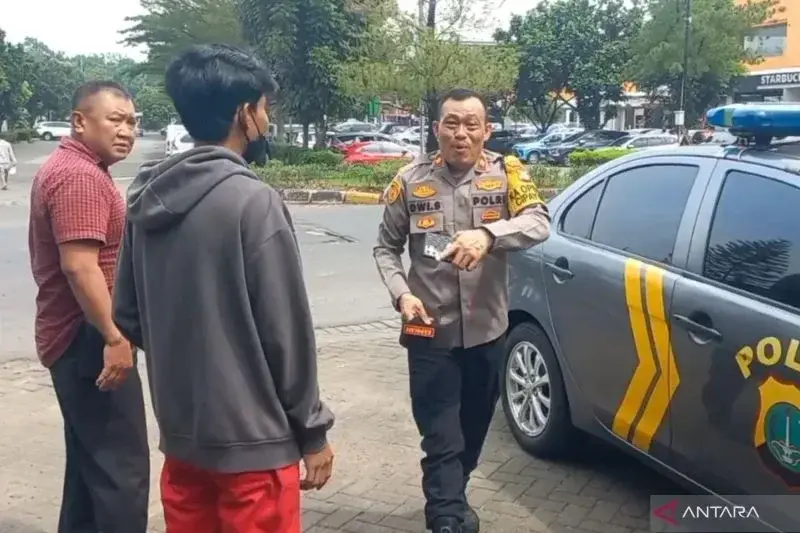 Kapolsek Cipayung Kompol Dwi Susanto bersama salah satu operator SPBU di rest area Cibubur Didik Yusuf di "rest area" Cibubur, Tol Jagorawi, Jakarta Timur, Kamis (23/1/2025). ANTARA/Dokumentasi Pribadi.