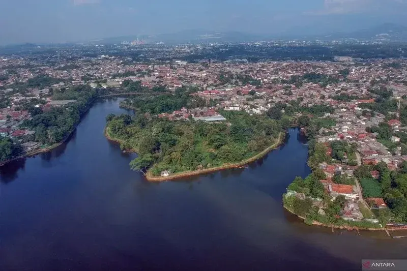 Ilustrasi: Situ Cikaret, Kabupaten Bogor, Jawa Barat, Kamis (8/6/2023). Situ Cikaret merupakan bagian DAS Ciliwung yang berfungsi sebagai penampung air serta pengendali banjir di Jakarta dan memegang peranan penting sebagai penyedia cadangan air baku. ANTARA FOTO/Yulius Satria Wijaya/foc.