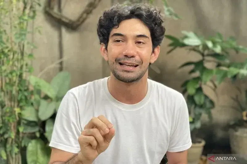 Aktor Reza Rahadian menceritakan pengalamannya bermain peran kepada ANTARA di sela latihan pementasan lakon “Dag Dig Dug” di Jakarta, Kamis (16/1/2025). (ANTARA/Hreeloita Dharma Shanti)