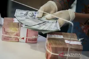 Petugas menghitung uang pecahan dolar AS dan rupiah di gerai penukaran mata uang asing di Jakarta, Jumat (2/1/2025). Nilai tukar rupiah terhadap dolar AS pada perdagangan Jumat ditutup menguat 1 poin atau 0,01 persen menjadi Rp16.197 per dolar AS didorong oleh intervensi Bank Indonesia (BI) di pasar valuta asing (valas). ANTARA FOTO/Rivan Awal Lingga/foc.