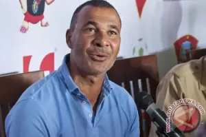 Arsip foto: Legenda sepakbola dunia asal Belanda Ruud Gullit memberikan keterangan pers terkait kunjungannya di Ambon, Arsip foto: Legenda sepakbola dunia asal Belanda Ruud Gullit memberikan keterangan pers terkait kunjungannya di Ambon, Maluku, Selasa (1/9). (ANTARA FOTO/Embong Salampessy)Maluku, Selasa (1/9). (ANTARA FOTO/Embong Salampessy)