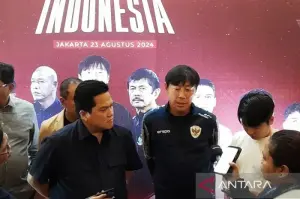 Arsip foto - Pelatih timnas Indonesia, Shin Tae-yong (ketiga kanan) bersama dengan Ketua Umum PSSI, Erick Thohir (ketiga kiri) dalam konferensi pers penandatanganan kerjasama sponsor antara timnas Indonesia dengan Bank Mandiri di Aula Bank Mandiri, Jakarta, Jumat (23/8/2024). ANTARA/Fajar Satriyo/am.