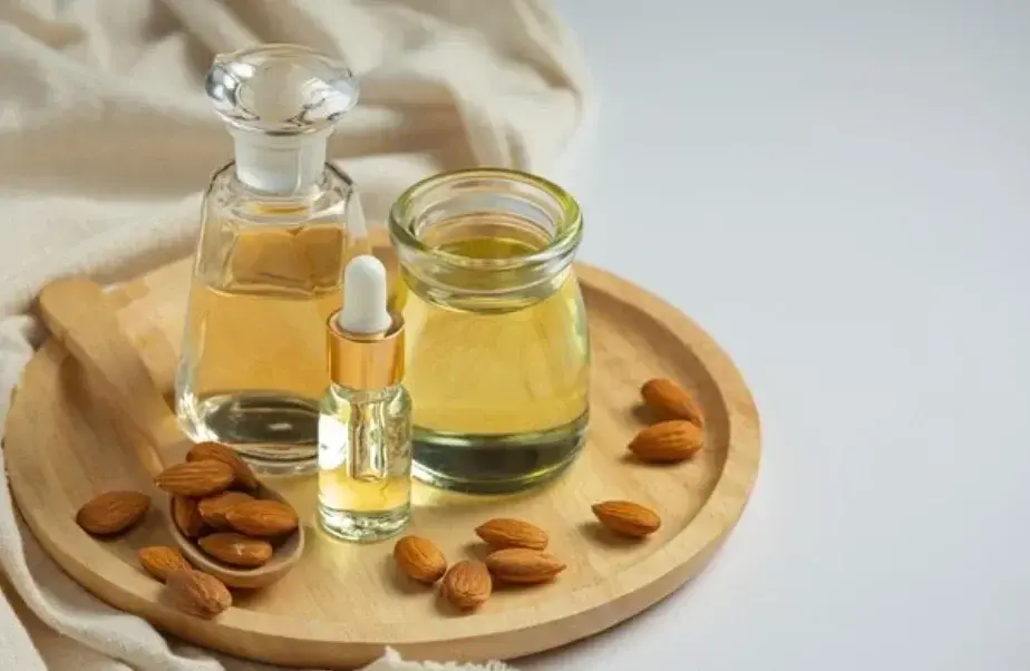 Ilustrasi minyak almond. Foto: Freepik Ilustrasi minyak almond. Foto: Freepik