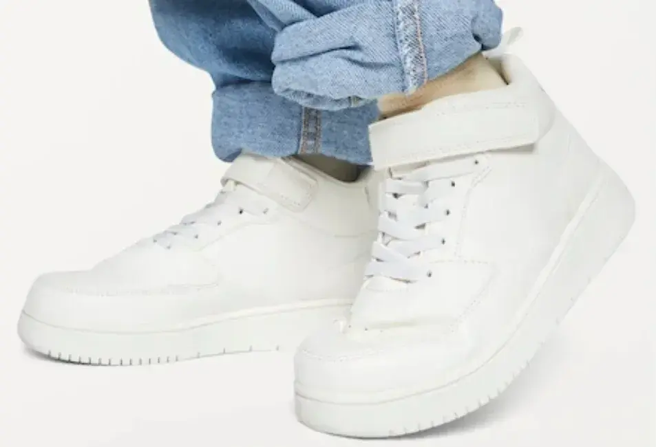 Ilustrasi sepatu putih. Foto: Freepik
