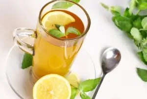 Ilustrasi teh hijau dengan lemon dan madu. Foto: Freepik