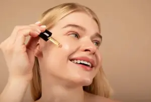 Ilustrasi seseorang menggunakan skincare yang mengandung retinol. Foto: Freepik