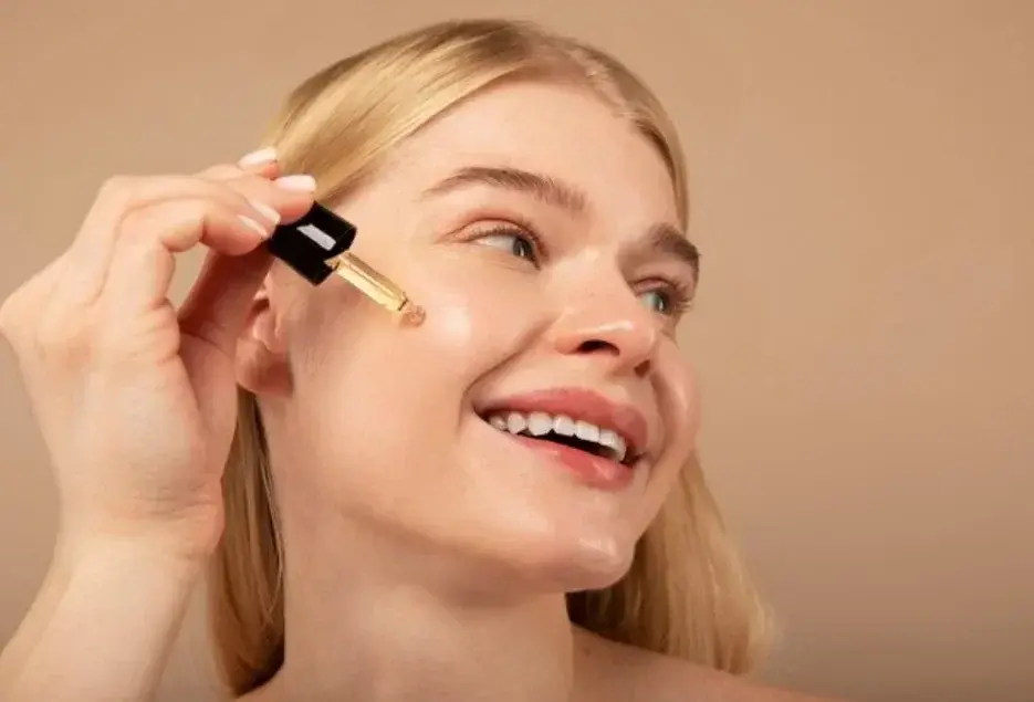 Ilustrasi seseorang menggunakan skincare yang mengandung retinol. Foto: Freepik