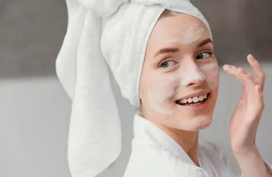 Ilustrasi menggunakan scrub wajah. Foto: Freepik