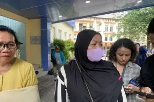 Imelda, ibu korban Sinta Amelia yang diduga menjadi korban hilang dalam kebakaran Glodok Plaza, Tamansari, Jakarta Barat, pada Rabu (15/1/2025) saat ditemui di RS Polri Kramat Jati, Jakarta Timur, Minggu (19/1/2025). ANTARA/Mario Sofia Nasution