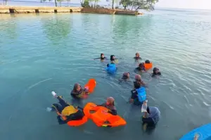 Suku Dinas Penanggulangan Kebakaran dan Penyelamatan (Gulkarmat) Jakarta Utara dan Kepulauan Seribu memberikan pelatihan pengenalan dasar water rescue atau pertolongan pertama di dalam air kepada pelajar SMA Negeri 69 Jakarta di Pulau Papeteo Pulau Harapan Kepulauan Seribu. ANTARA/HO-Pemkab kep Seribu