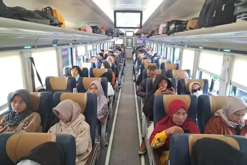 Ilustrasi : Masyarakat menggunakan moda angkutan kereta api dari Stasiun Malang. ANTARA/HO-PT KAI Daop 8 Surabaya