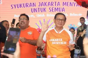 Calon Gubernur DKI Jakarta Pramono Anung (kanan) dan calon Wakil Gubernur DKI Jakarta Rano Karno (kiri) menyapa pendukungnya dalam acara syukuran kemenangan dalam Pilkada DKI Jakarta di Rumah Bersama Relawan (RBR) Mas Pram-Bang Doel, Jakarta, Sabtu (14/12/2024).* ANTARA FOTO/Reno Esnir/app/YU