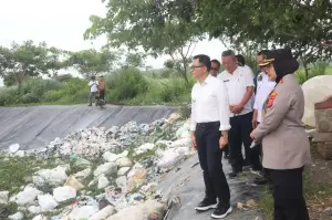 Pj Bupati Cirebon, Wahyu Mijaya bersama Forkompimda Tinjau Tempat Pembuangan Akhir Sampah (TPAS) Kubangdeleg di Kecamatan Karangwareng, Rabu (8/1/2025).. (dok. Akbar Arifin/Divipromedia).