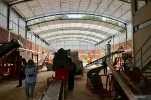 Situasi di Tempat Pengolahan Sampah Terpadu (TPST) Tegallega yang ditargetkan dapat mengolah 25 ton sampah per hari menjadi bahan bakar alternatif di Kota Bandung, Jawa Barat, Rabu (15/1/2025). ANTARA/Rubby Jovan