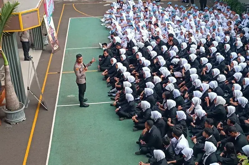 Kapolsek Kelapa Gading Kompol Seto Handoko Putra memberikan arahan kepada pelajar SMK 11 Maret Jakarta dalam program Polisi Goes to School di Jakarta,Senin (13/1/2025). ANTARA/HO-Polsek Kelapa Gading