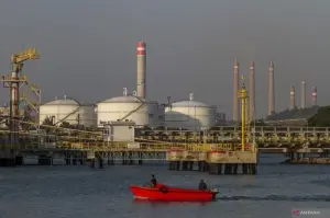 Dua warga menaiki sebuah perahu melintas di sekitar kawasan industri di Kota Cilegon, Banten, Jumat (18/10/2024). Kementerian Investasi/Badan Koordinasi Penanaman Modal (BKPM) mencatat realisasi investasi kuartal III tahun 2024 mencapai Rp431,38 triliun atau tumbuh sebesar 15,24 persen jika dibandingkan dengan periode yang sama pada tahun lalu (year-on-year/yoy), dengan rincian realisasi penanaman modal asing (PMA) mencapai Rp232,65 triliun dan penanaman modal dalam negeri (PMDN) mencapai Rp198,83 triliun. ANTARA FOTO/Angga Budhiyanto/YU