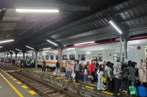 Sejumlah penumpang naik KA Probowangi di Stasiun Jember, Kamis (23/1/2025). (ANTARA/HO-Humas KAI Jember)