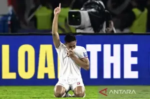 Pesepak bola Timnas Indonesia Rizky RIdho Ramadhani mencium logo Garuda Pancasila pada kaosnya seusai melawan Timnas Arab Saudi pada pertandingan Grup C putaran ketiga Kualifikasi Piala Dunia 2026 Zona Asia di Stadion Utama Gelora Bung Karno, Senayan, Jakarta, Selasa (19/11/2024). ANTARA FOTO/Rivan Awal Lingga/mrh/Spt/am.