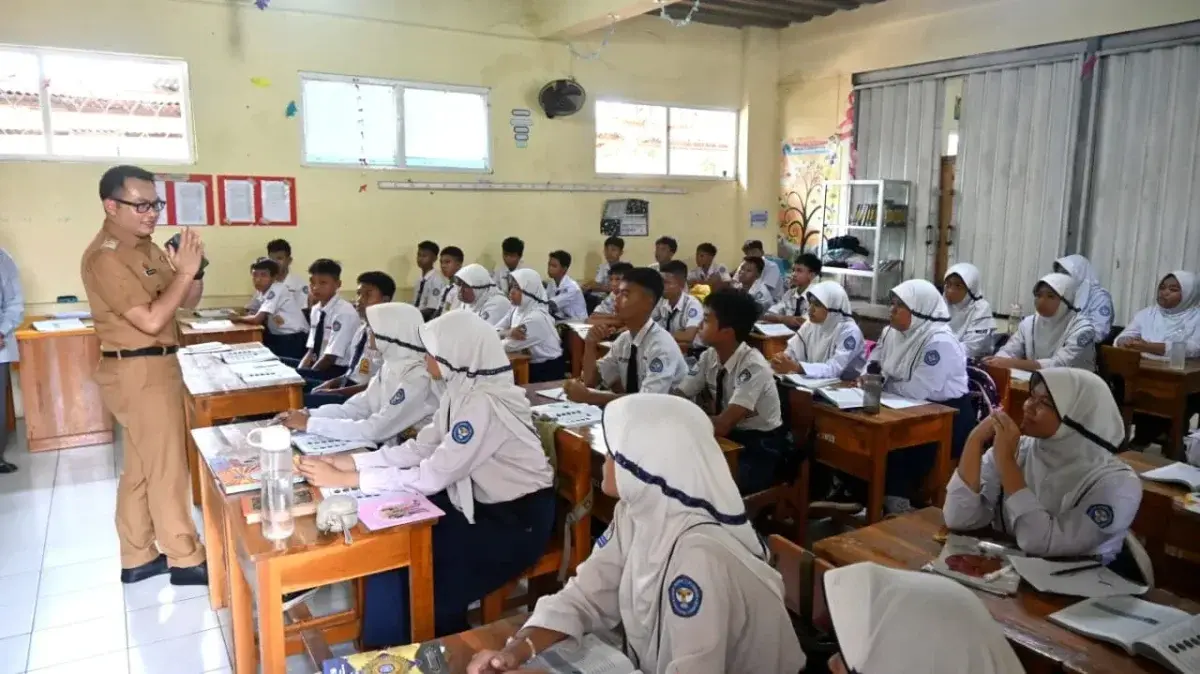 Pj Bupati Cirebon, Wahyu Mijaya bersama Dinas Pendidikan Tinjau kegiatan belajar mengajar (KBM) di sejumlah sekolah di Kabupaten Cirebon. Wahyu ingin memastikan KBM berjalan maksimal di awal Semester 2 atau genap tahun ajaran 2024/2025. (dok. Wahyu Ariffudin/Divipromedia).