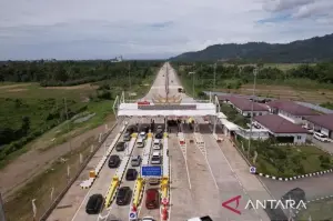Sejumlah kendaraan menunggu antrean di pintu masuk Gerbang Tol Padang-Sicincin di Kabupaten Padang Pariaman, Sumatera Barat, saat masa uji coba fungsional. ANTARA/HO-Humas Hutama Karya