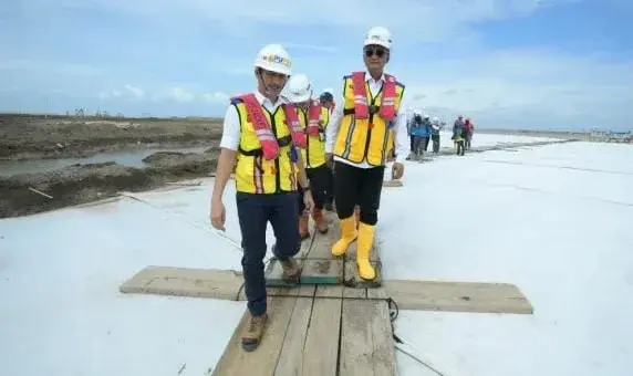 Menteri PUTR, Dody Hanggodo meninjau progres pembangunan Jalan Tol Semarang-Demak Seksi 1 Kaligawe - Sayung. Dalam kunjungan ini, Menteri Dody memastikan bahwa proyek tol yang menghubungkan Semarang dan Demak. (Dok.humas Menteri PUTR) 