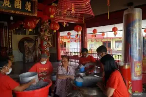 Pengurus melakukan ritual ayak abu hio yang selama ini ditampung dalam kendi besar di Kelenteng TITD Tjoe Tik Kiong, Tulungagung, Jawa Timur, Jumat (24/1/2025). Tradisi ayak abu menjadi bagian rangkaian ritual bersih-bersih klenteng menjelang perayaan Tahun Baru Imlek yang jatuh pada 29 januari 2025. ANTARA FOTO/Destyan Sujarwoko (ANTARA FOTO/Destyan Sujarwoko)