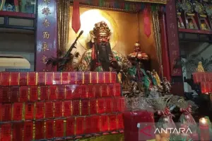 Patung dewa perlindungan Kwan Kong dimana umat Vihara Dharma Ramsi, Kota Bandung memohon petunjuk mengenai nasib hingga solusi sebuah masalah melalui ramalan Ciam Si. (ANTARA/Farhan Arda Nugraha)