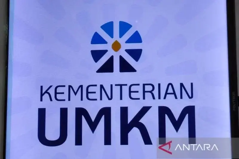 Logo baru Kementerian UMKM yang diluncurkan oleh Menteri UMKM Maman Abdurrahman di Pasar Tanah Abang, Jakarta pada Rabu (15/1/2025). ANTARA/Aji Cakti
