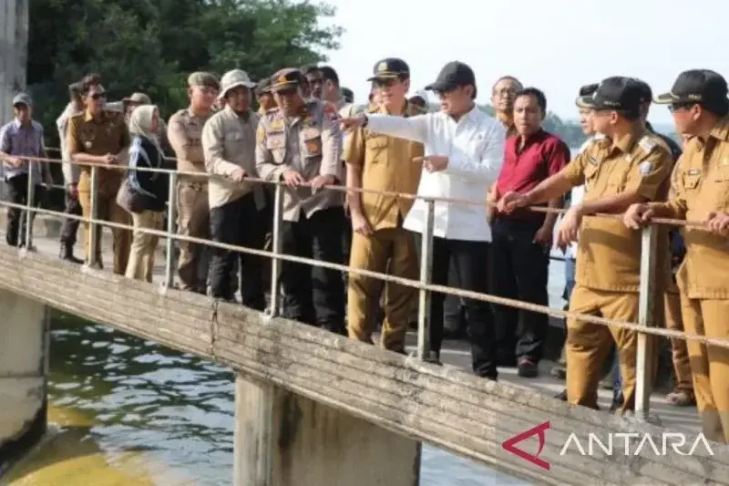 Kunjungan Wamendagri Bima Arya ke Waduk Klampis di Kabupaten Sampang, Jawa Timur. (ANTARA/HO-Pemkab Sampang)