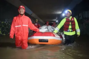 PMI kota Tangerang menyalurkan bantuan kepada warga terdampak banjir. ANTARA/HO-PMI Kota Tangerang