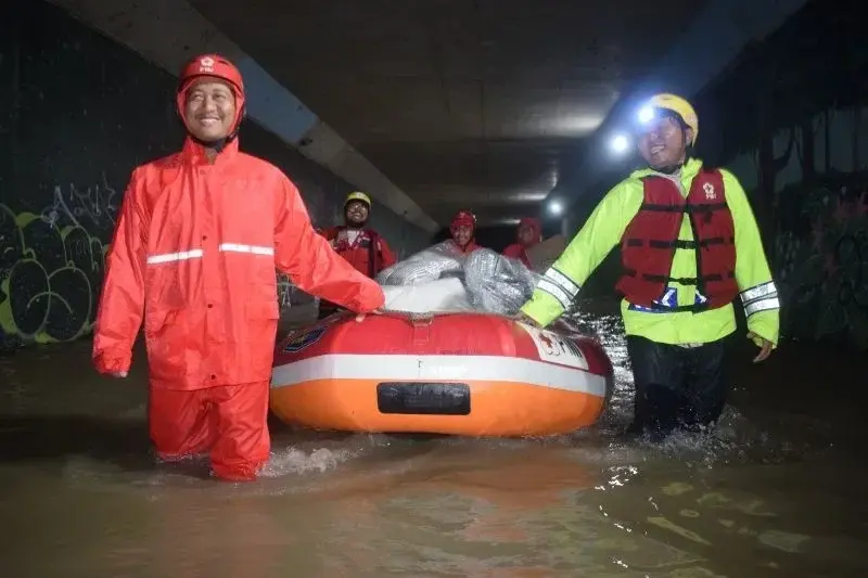 PMI kota Tangerang menyalurkan bantuan kepada warga terdampak banjir. ANTARA/HO-PMI Kota Tangerang