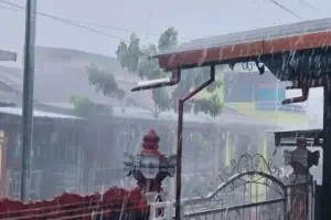 Ilustrasi - Hujan deras di Kota Kupang, NTT. (ANTARA/Dokumentasi Pribadi)