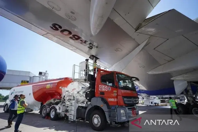 Pengisian Avtur di Bandara Sam Ratulangi Manado. (ANTARA)/HO-Pertamina.
