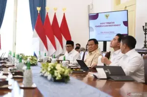 Presiden RI Prabowo Subianto memimpin rapat terbatas tentang pemberdayaan masyarakat di Istana Kepresidenan Bogor, Jawa Barat, Jumat (3/1/2025).* ANTARA/HO-Biro Pers Sekretariat Presiden