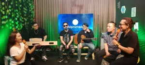 Podcast Warung Pojok Milenial Hadirkan Luvia Band, Band Pop Melayu Asal Bogor. Pada episode kali ini, acara yang dipandu oleh Ari Opik (AO) dan Melinda Gunanti (Mel), kemudian para personel Luvia Band – Zeus (keyboard), Lingga (vokal), Lucky (gitar), Martin (gitar 2), dan Aa Thea (manajer), Sabtu, (4/1/24), Kantor Divipromedia.com. (Dok.afif/divipromedia.co)