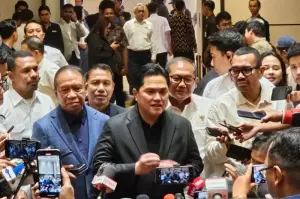 Ketua Umum PSSI Erick Thohir (tengah) menjawab pertanyaan pewarta usai jumpa pers di Gedung Danareksa, Jakarta, Senin (6/1/2025). (ANTARA/RAUF ADIPATI)