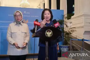 Utusan Khusus Presiden Bidang Perdagangan Internasional dan Kerja Sama Multilateral Mari Elka Pangestu saat memberikan keterangan di Istana Kepresidenan Jakarta, Selasa (7/1/2025) malam. ANTARA/Mentari Dwi Gayati