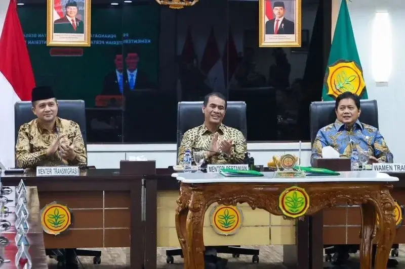 Kiri-kanan: Mentrans M. Iftitah Sulaiman Suryanagara, Mentan Amran Sulaiman, dan Wamentrans Viva Yoga Mauladi menghadiri penandatanganan MoU antara Kementerian Transmigrasi dan Kementerian Pertanian di Jakarta, Kamis (9/1/2025). ANTARA/HO-Kementerian Transmigrasi.