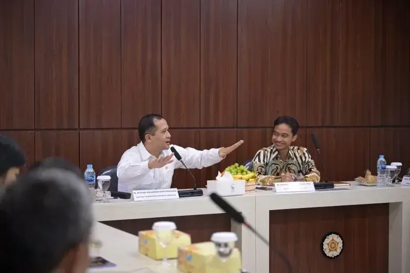 Mentrans M. Iftitah Sulaiman Suryanagara (kiri) mengunjungi Fakultas Geografi Universitas Gadjah Mada di Yogyakarta, Selasa (14/1/2025). ANTARA/HO-Kementerian Transmigrasi.