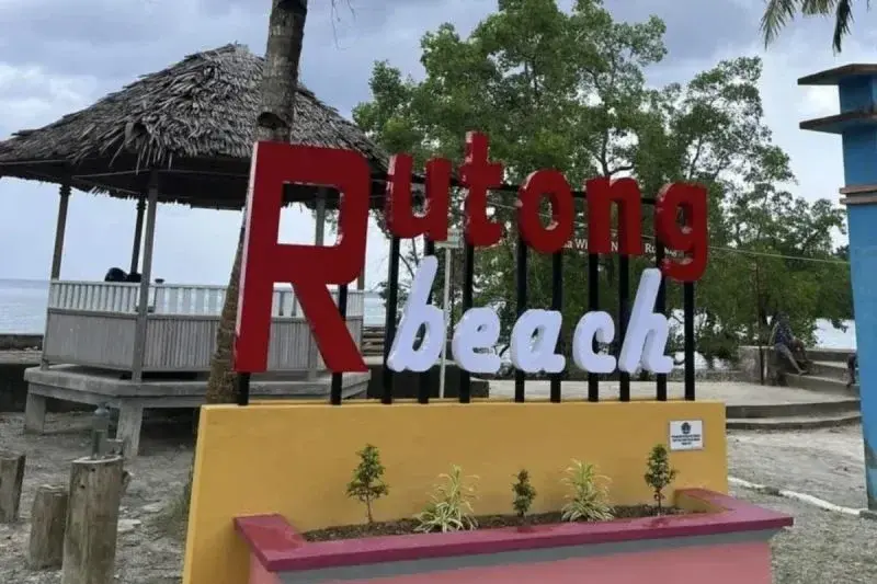 Pantai di Negeri Rutong, Ambon, Maluku. (Antara/Penina Mayaut)