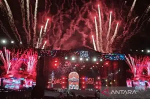 Pesta kembang api menutup konser perayaan ulang tahun ke-41 Slank bertajuk Pasar Malam Empat Satoe di JIExpo Kemayoran, Jakarta pada Sabtu (4/1/2025).* (ANTARA/Farhan Arda Nugraha)