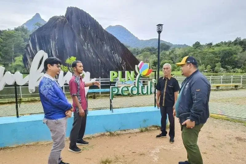 Kunjungan Manajer Komunikasi dan TJSL PLN UID Kalbar, Mukhlis Zarkasih ke destinasi wisata Batu Belimbing, Singkawang (ANTARA/Dedi)