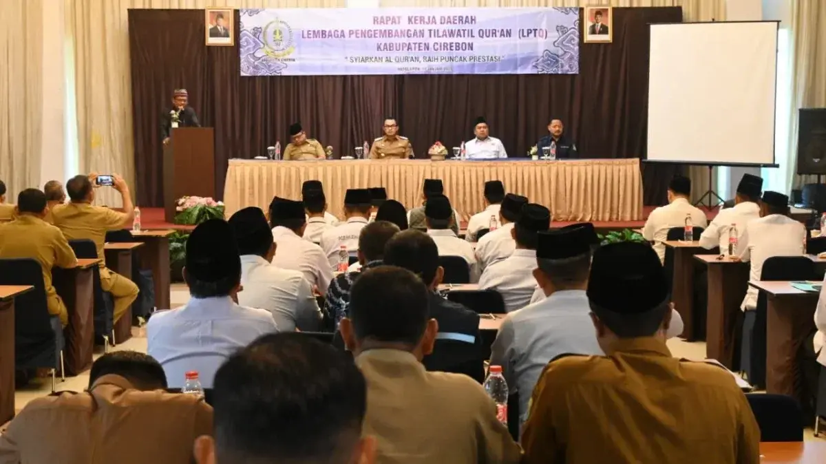 PJ Bupati Cirebon Wahyu Mijaya menghadiri rapat kerja Lembaga Pengembangan Tilawatil Qur’an (LPTQ) Kabupaten Cirebon 2025 di Hotel Apita Cirebon, Selasa (14/1/2025).. (dok. Akbar Arifin/Divipromedia).