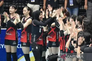 Arsip foto - Pebola voli Red Sparks Megawati Hangestri (tengah) melakukan tos dengan rekannya saat akan melawan Indonesia All Star dalam laga eksebisi di Indonesia Arena, Senayan, Jakarta, Sabtu (20/4/2024). ANTARA FOTO/M Risyal Hidayat/wpa/aa.