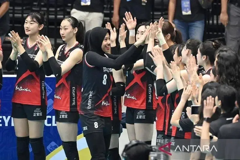 Arsip foto - Pebola voli Red Sparks Megawati Hangestri (tengah) melakukan tos dengan rekannya saat akan melawan Indonesia All Star dalam laga eksebisi di Indonesia Arena, Senayan, Jakarta, Sabtu (20/4/2024). ANTARA FOTO/M Risyal Hidayat/wpa/aa.
