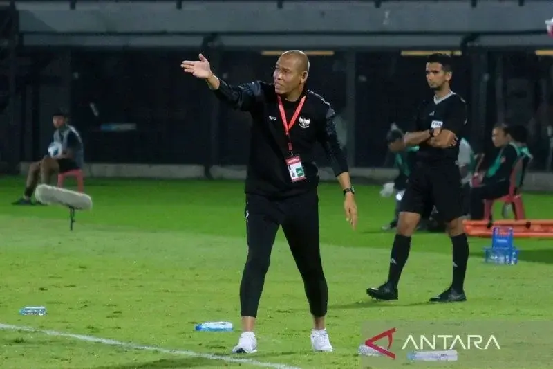 Arsip Foto - Pelatih Timnas Indonesia U-17 Nova Arianto (tengah) memberikan arahan kepada para pemainnya saat menghadapi Timnas India U-17 pada pertandingan persahabatan internasional leg 2 di Stadion Kapten I Wayan Dipta Gianyar, Bali, Selasa (27/8/2024). ANTARA FOTO/Nyoman Hendra Wibowo/tom/am. Arsip Foto - Pelatih Timnas Indonesia U-17 Nova Arianto (tengah) memberikan arahan kepada para pemainnya saat menghadapi Timnas India U-17 pada pertandingan persahabatan internasional leg 2 di Stadion Kapten I Wayan Dipta Gianyar, Bali, Selasa (27/8/2024). ANTARA FOTO/Nyoman Hendra Wibowo/tom/am.