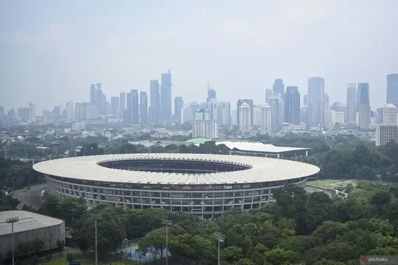 Arsip foto - Stadion Gelora Bung Karno dengan latar belakang gedung bertingkat di Jakarta, Rabu, (21/2/2024).*  ANTARA FOTO/Erlangga Bregas Prakoso/tom.